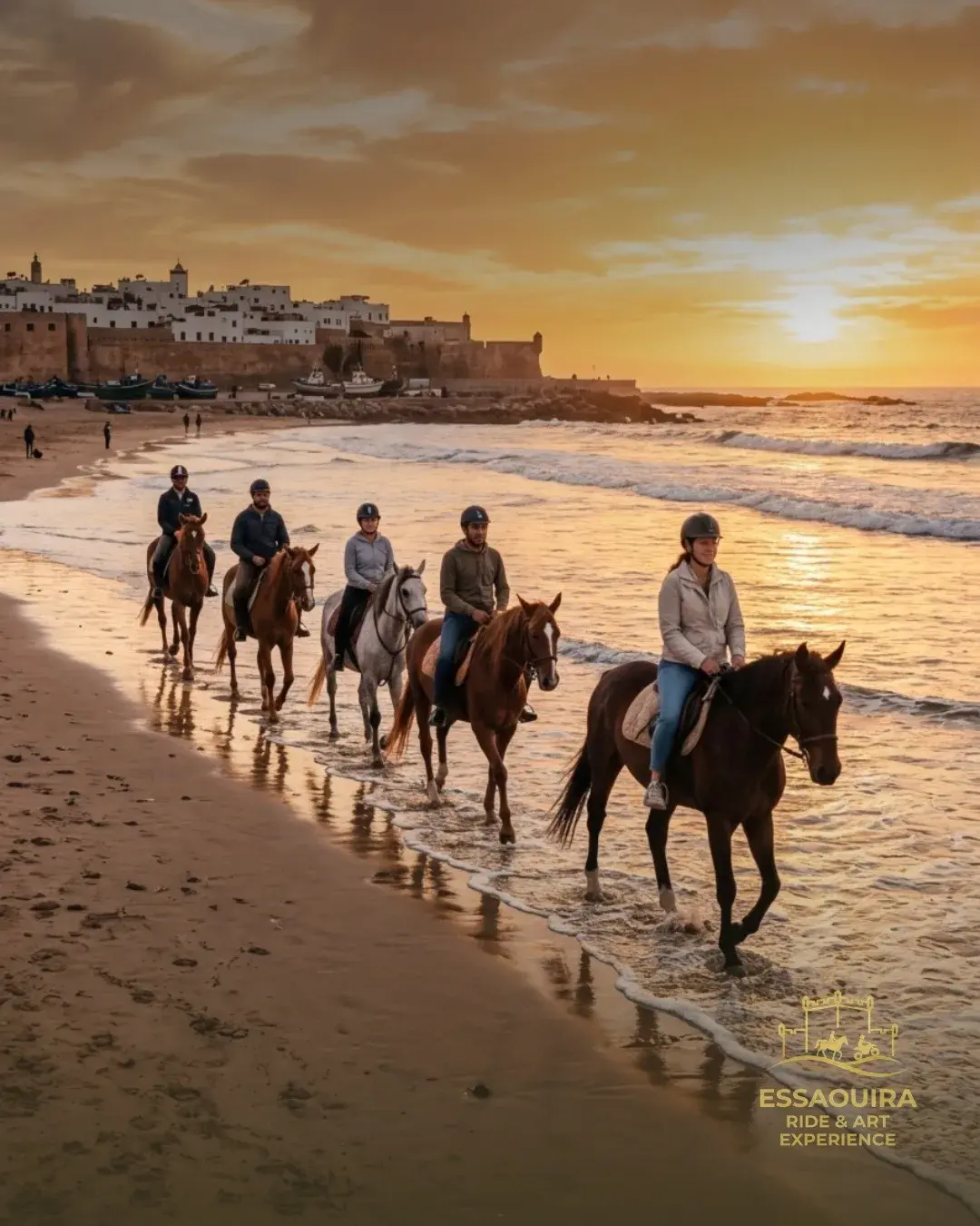 Cavalier galopant sur la plage d'Essaouira au coucher du soleil